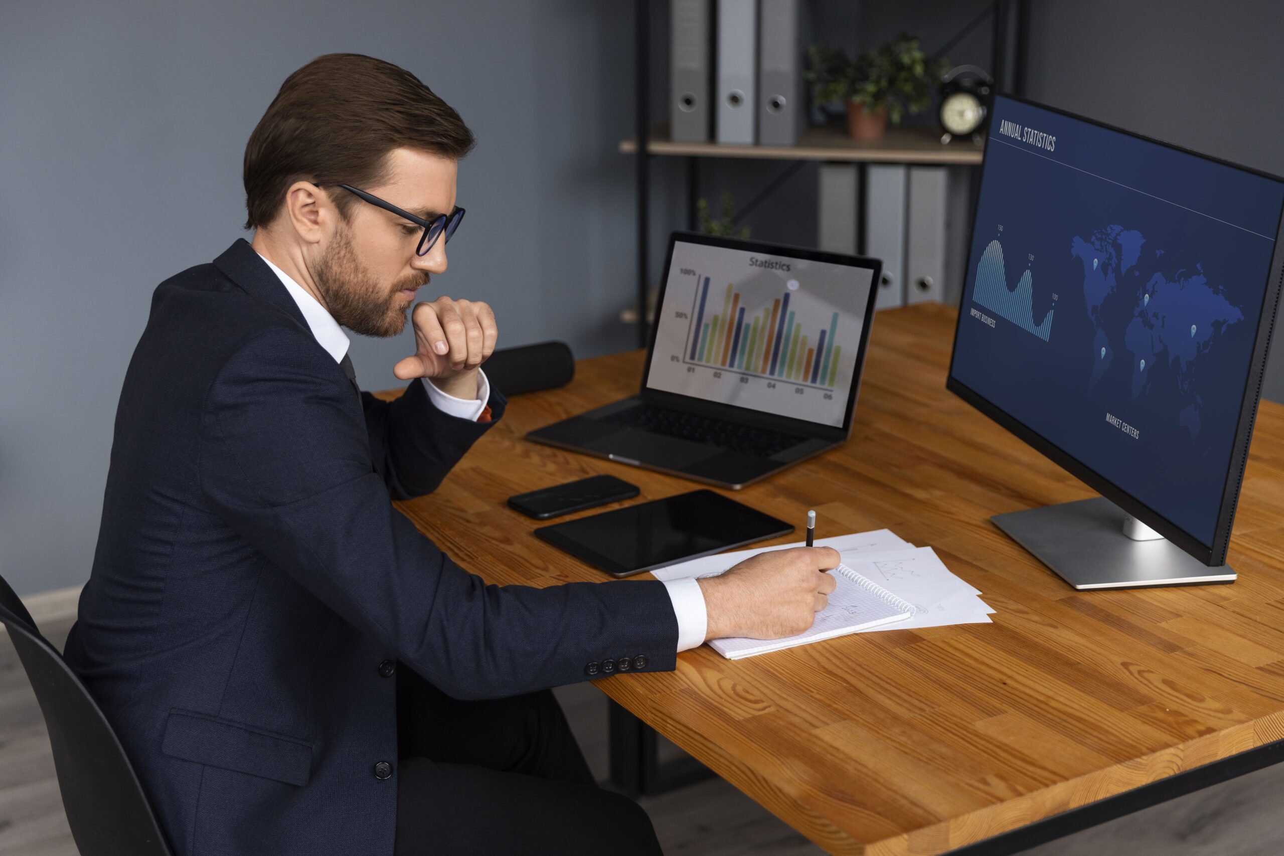 Homem sorrindo com uma xícara de café